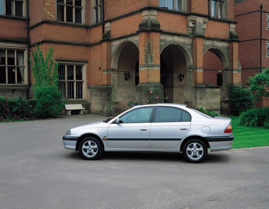  Toyota Avensis Sedan 2000 года  (фото 2 из 20)